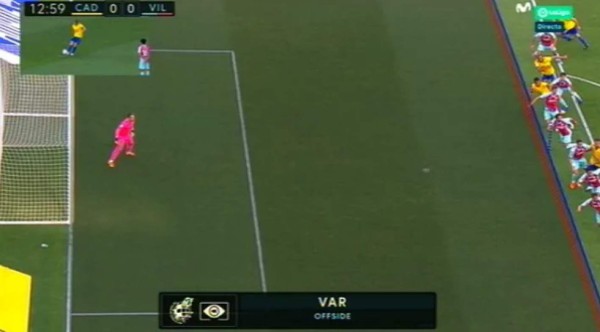 FOTOS: El reclamo de Choco Lozano, el duelo con Iborra y los gestos de dolor en el Cádiz-Villarreal