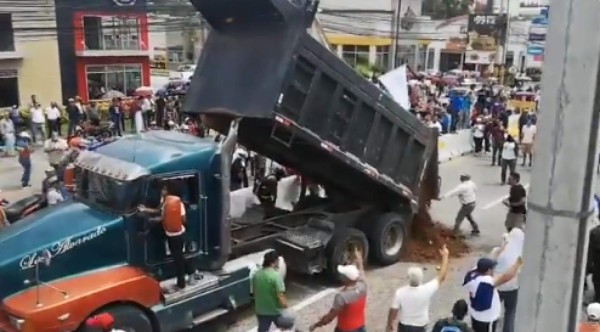 Honduras: Bombas lacrimógenas, piedras y llantas quemadas en las protestas&nbsp;&nbsp;