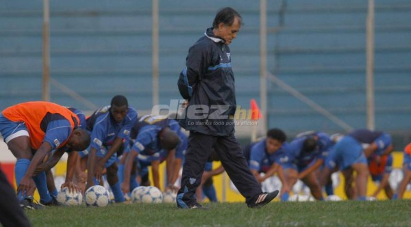 Técnico y ser humano ejemplar: Las 20 fotografías imborrables de 'Chelato' Uclés en su paso por el fútbol