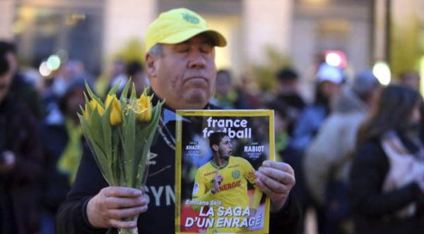 Fotos: El llanto se apodera tras la suspensión de la búsqueda por Emiliano Sala