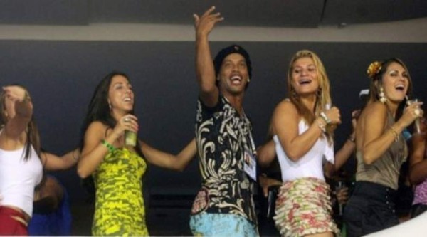 Mujeres, fiestas y problemas con la fiscalía: Ronaldinho y sus escándalos más sonados