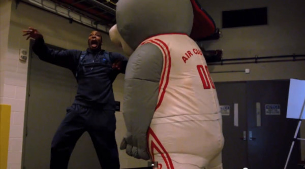 Mascota de los Rockets de la NBA espanta a sus jugadores