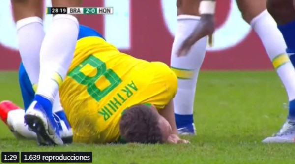 FOTOS: Así salió llorando Arthur luego que Romell Quioto lo lesionara en el Brasil-Honduras