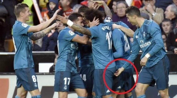 La de Piqué y Deeney, las últimas celebraciones más polémicas en el fútbol