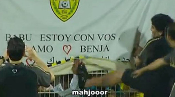 Maradona patea a un aficionado en Dubai