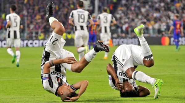 Las imágenes que no se vieron por TV: El saludo de Alves a Messi y Neymar