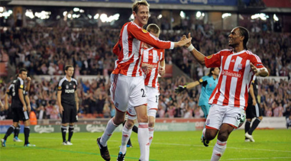 Stoke City triunfa y sube al primer lugar