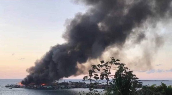¡Zozobra! Voraz incendio consume alrededor de 40 viviendas en la isla de Guanaja