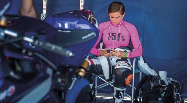 Sharni, la hermosa piloto que se retiró del motociclismo por culpa del machismo en las carreras
