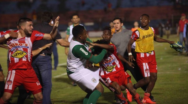 En fotos: Así fue el violento enfrentamiento entre jugadores de Vida y Marathón