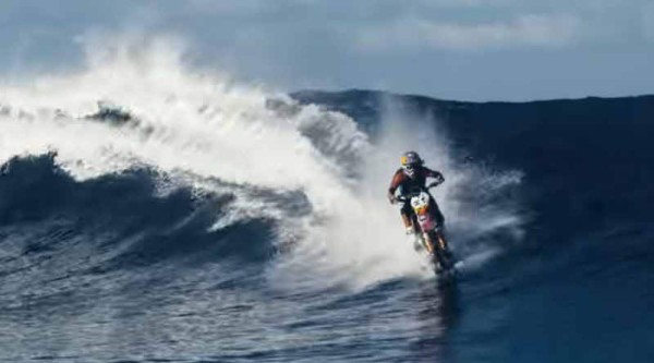 El australiano Robbie Maddison surfea colosales olas en motocicleta