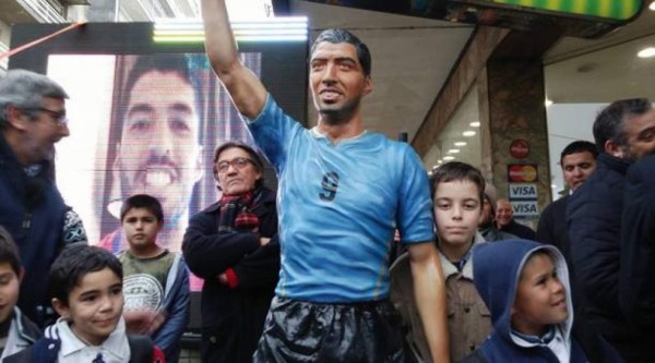 ¿Cuál se parece más? Las estatuas en honor a futbolistas históricos