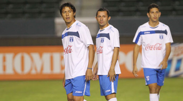 Suárez necesita sí o sí a Roger Espinoza