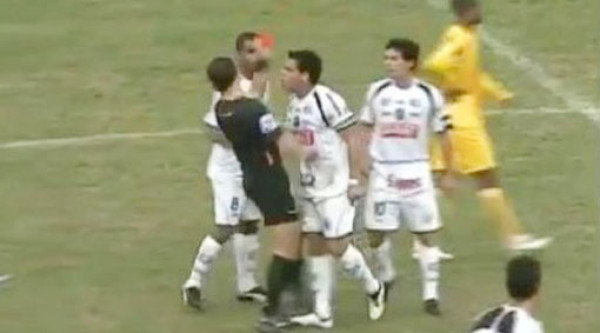 Los árbitros también simulan faltas