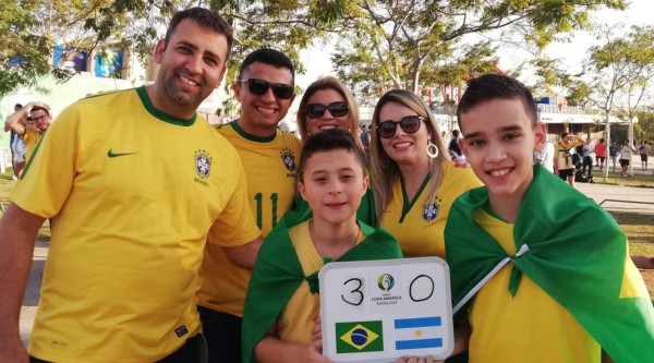 ¡Qué ambiente! Queman la camisa de Messi y novia de jugador argentino deslumbra en el Mineirao