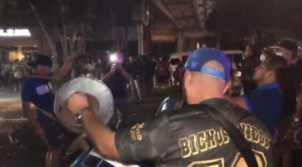 Esto es Concacaf: Salvadoreños le llevan 'serenata' a la selección de México y los insultan