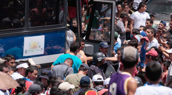Lanzan piedras al bus donde iba Olimpia