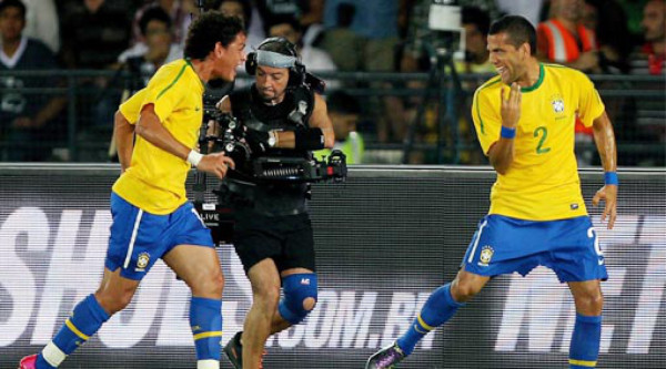Dani Alves se luce con un golazo ante Irán