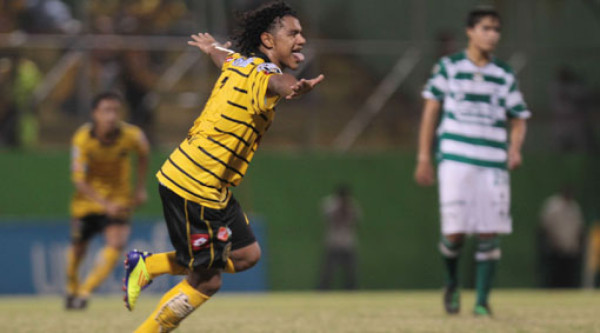 Gol de Mario Martínez en el primer lugar