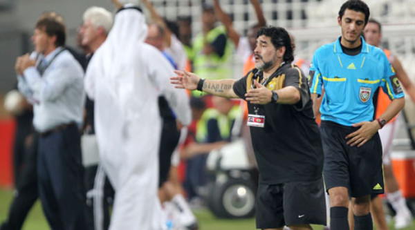 Maradona debuta con derrota en Emiratos Árabes