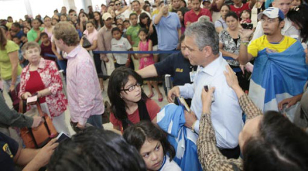 Rueda se va llorando de Honduras