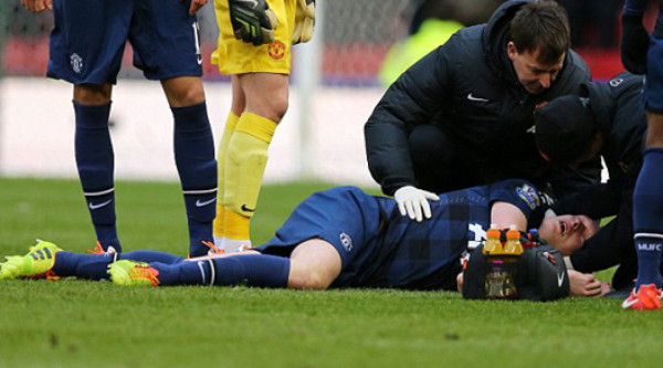 VIDEO: Phil Jones sufre conmoción cerebral y es hospitalizado