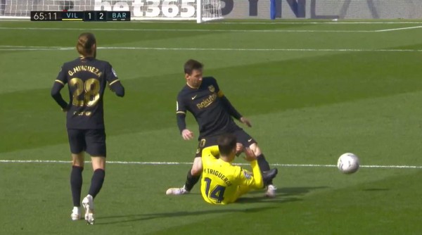 En fotos: Entrada brutal a Messi en el Villarreal-Barcelona que dio el susto tras sus quejas de dolor