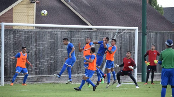 Las imágenes del entreno de Honduras y El Salvador previo a la batalla en Houston