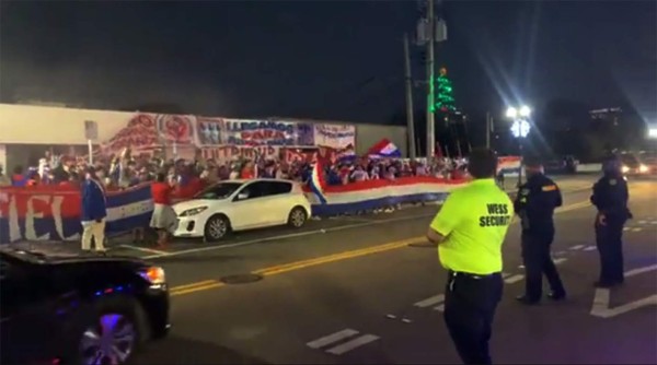 ¡Fuegos artificiales y cánticos! Afición del Olimpia le dio el banderazo previo al juego contra Tigres