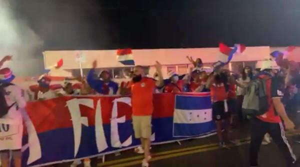 ¡Espectacular banderazo! Afición del Olimpia visitó las afueras del Exploria Stadium para alentar a su equipo