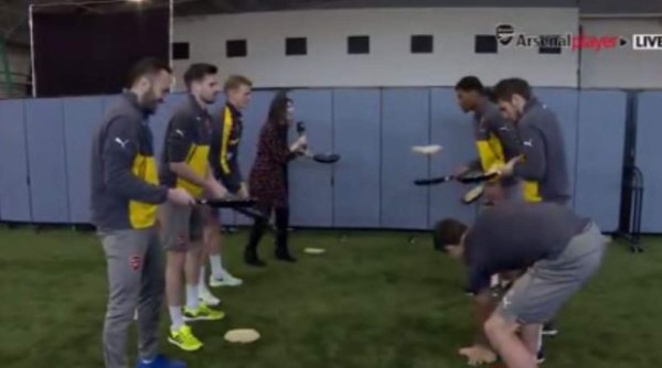 Jugadores del Arsenal se divierten como niños en el 'Día del Panqueque' en Inglaterra