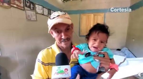 Don Wilmer junto a su último hijo, Messi Embappe Medina Rodríguez.