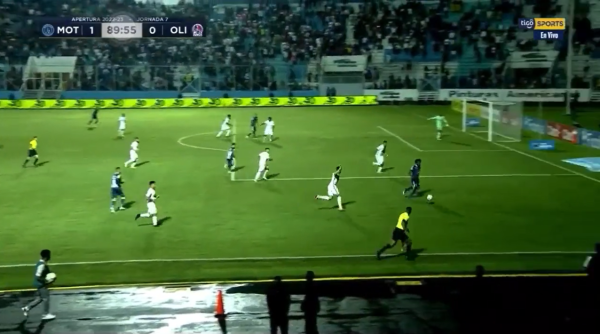 André Orellana, desubicado, pidiendo fuera de lugar tras un saque de banda.