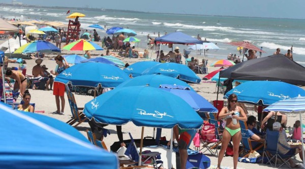 Locura en Estados Unidos: aborrotaron las playas sin importar el coronavirus y así fue captado el presidente Trump