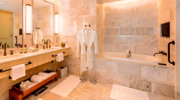 Así es la nueva vida de Adriano: vende su mansión por una millonada y se muda a un hotel; solo se llevó sus trofeos