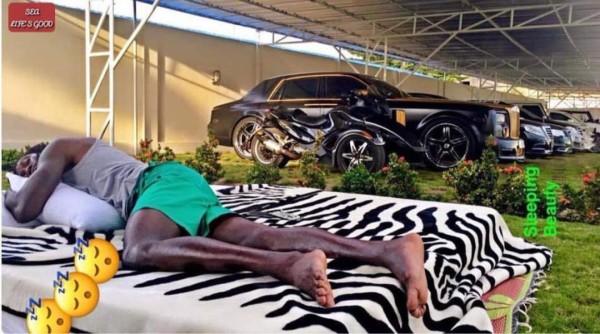 Hasta duerme con ellos: La increíble flota de autos de Emmanuel Adebayor