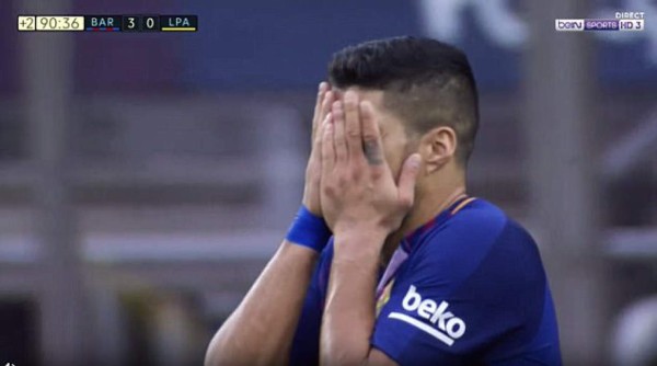 Las imágenes curiosas del fin de semana: La furia de Suárez y el infiltrado en el Camp Nou