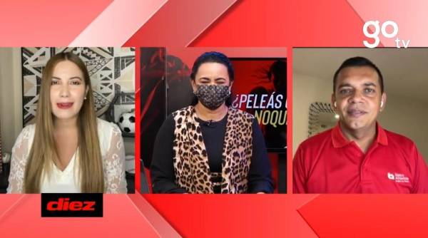 Amado Guevara junto a Jenny Fernández y Kenia Torres analizando al Real España de Héctor Vargas.