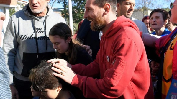 El gran gesto de Lionel Messi con varios niños, la selfie y la burla de Vidal en Barcelona