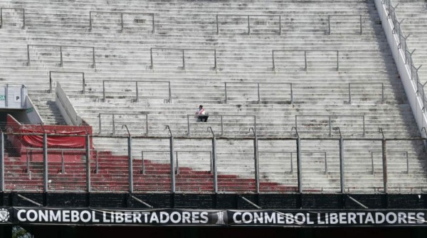 Fotos: La frustración de los hinchas en el Monumental tras la postergación de la final