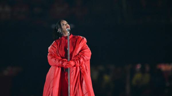 La cantante barbadense Rihanna se presentó durante el espectáculo de medio tiempo del Super Bowl LVII.