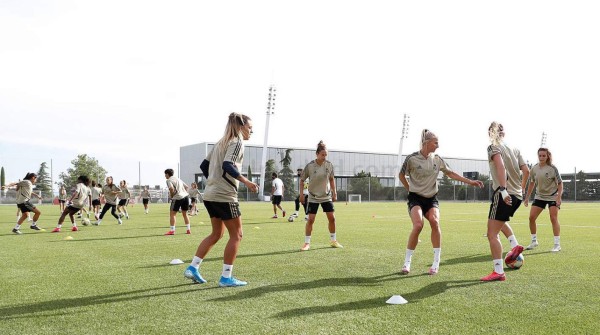 Belleza y ocho fichajes de golpe: Así fue el primer entrenamiento del Real Madrid femenino