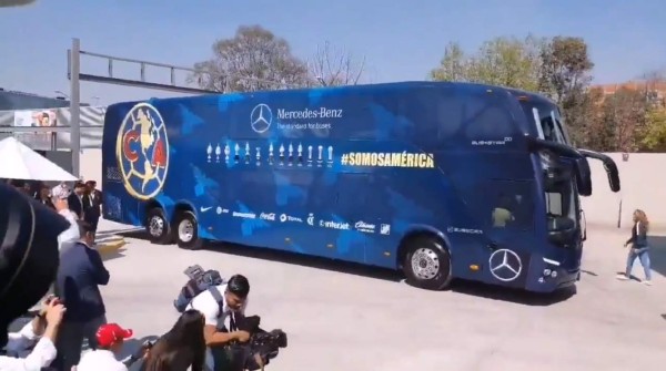 Liga MX: Así es el nuevo y espectacular bus del América; 'Piojo' Herrera lo estrenó