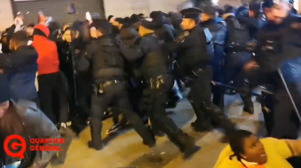 La policía ha tenido que usar la fuerza para poner orden en los Campos Elíseos en París, Francia.