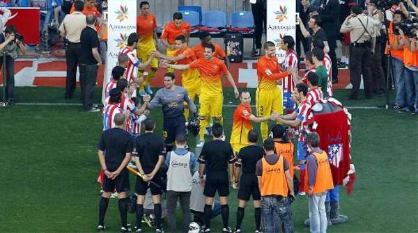 El pasillo que hizo el Atlético de Madrid al Barcelona en 2013 en el Vicente Calderón.