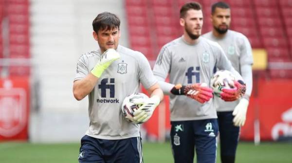 José Sambade, ex preparado de porteros de España, trabajando con De Gea.