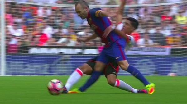 Fotos: Momentos dramáticos de Iniesta tras sufrir una durísima lesión