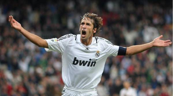 Raúl Gónzalez Blanco celebrando un gol con la camiseta del Real Madrid.