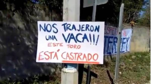 Estas son algunas pancartas que aparecen afuera de la sede del Monterrey y van dirigidas a Rodolfo Pizarro.