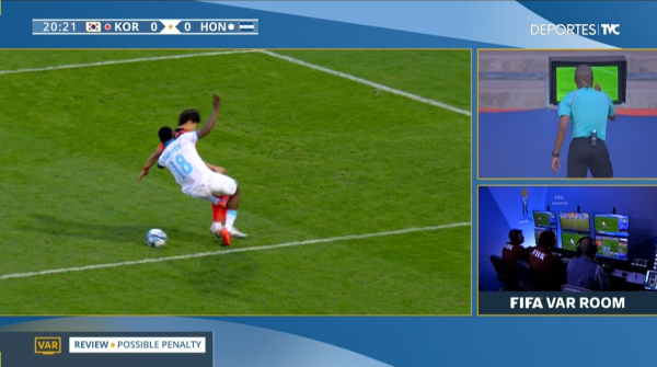 Así fue la falta penal que sufrió Daniel Carter Bodden. El VAR ayudó para que se cobrara pena máxima.